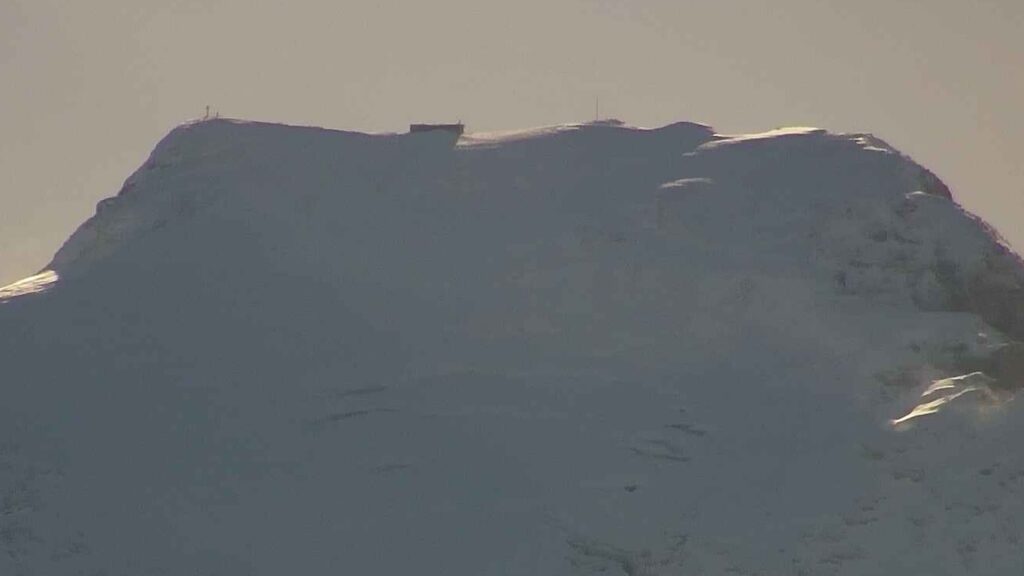 Buongiorno Marmolada! Dopo le ultime nevicate si vede un pochino di accumulo eolico!